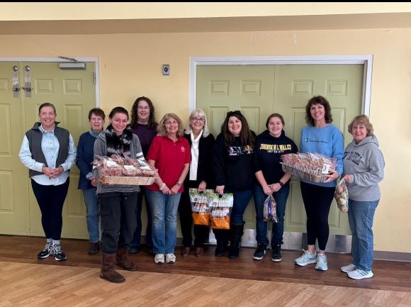 Sarah Larivee-Winslow, her daughter, and other volunteers at Dorothy Day Hospitality House