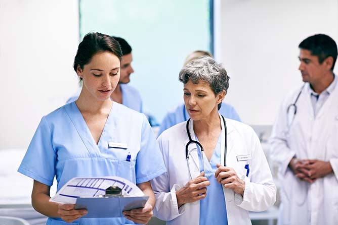 Shot of a team of doctors walking and talking in a hospital corridorhttp://195.154.178.81/DATA/i_collage/pu/shoots/804719.jpg